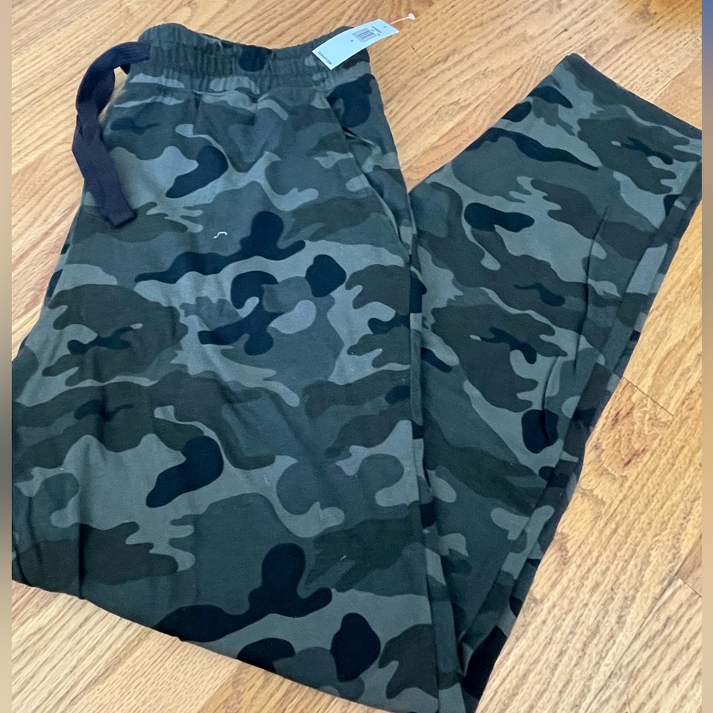 Women’s camo jogger pants
